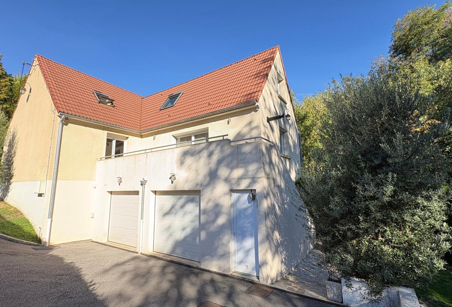 Maison avec sous-so total et double garage ! — photo 1