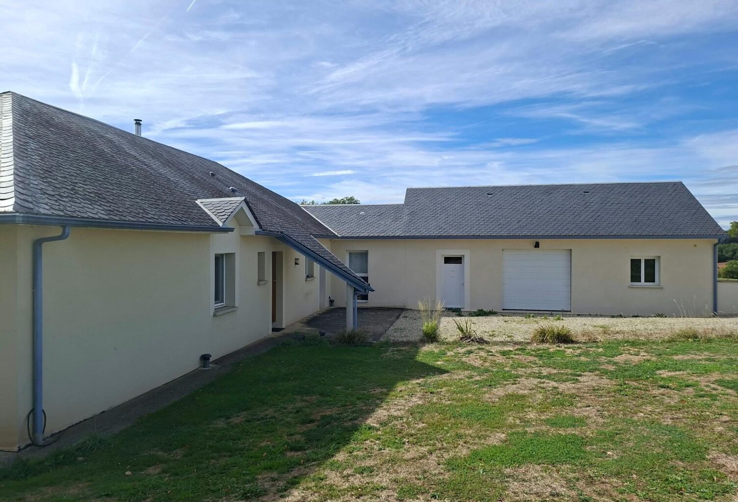 Idéalement située au cœur d'un petit hameau à moins de 3km de Rignac, 25mn de Rodez et 30mn de Villefranche de Rouergue. — photo 1