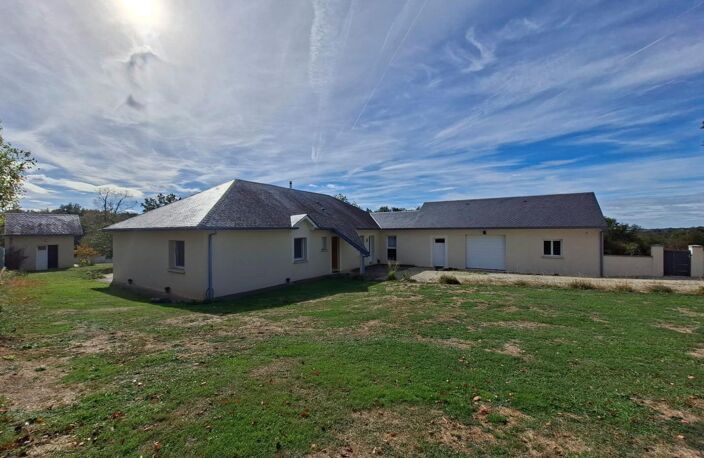 Idéalement située au cœur d'un petit hameau à moins de 3km de Rignac, 25mn de Rodez et 30mn de Villefranche de Rouergue. — photo 2
