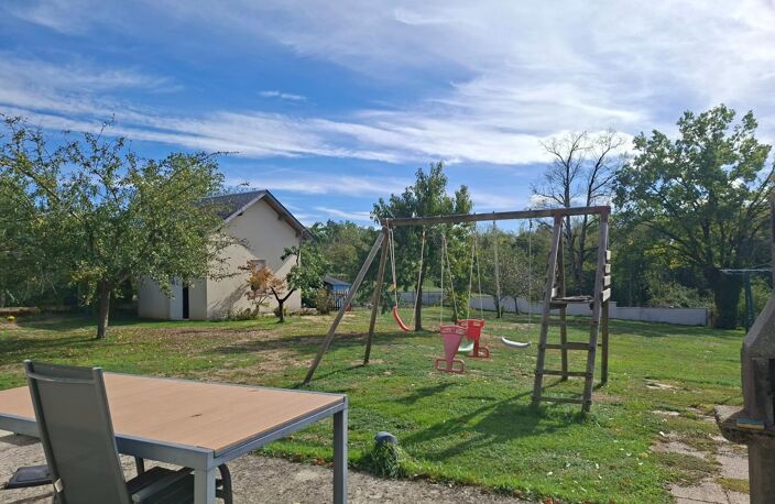Idéalement située au cœur d'un petit hameau à moins de 3km de Rignac, 25mn de Rodez et 30mn de Villefranche de Rouergue. — photo 3