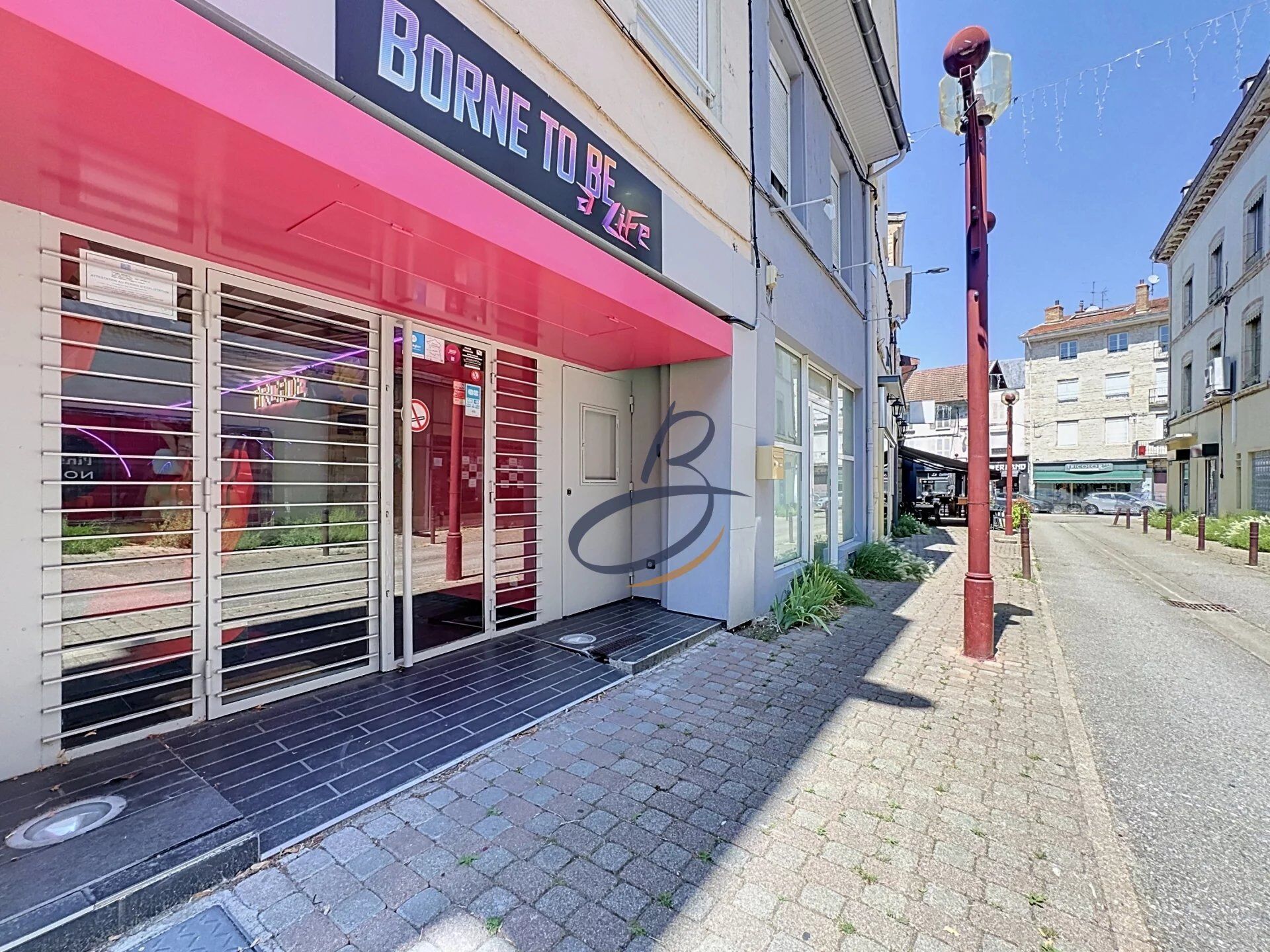 Local commercial 3 pièces 155 m² · à Bourgoin-Jallieu · 155 m² · 185 000 €