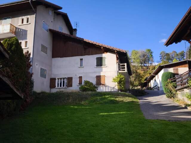 Grande maison mitoyenne à rénover — photo du bien