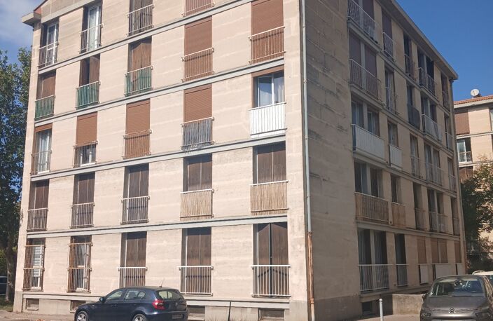 Vente appartement 4 pièces 69 m² Salon-de-Provence (13300) — photo 2