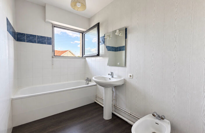 LE BOUSCAT - APPARTEMENT 2 PIECES 52 M2 — photo 5