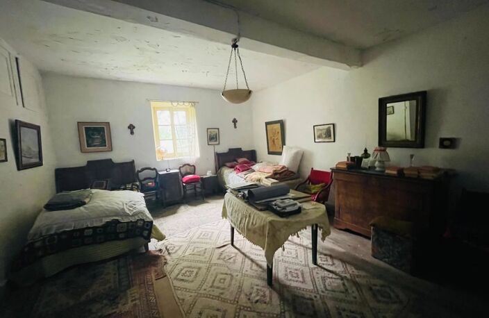 A RENOVER - LE CUING - ATYPIQUE - 320à0m2 de jardin. — photo 4