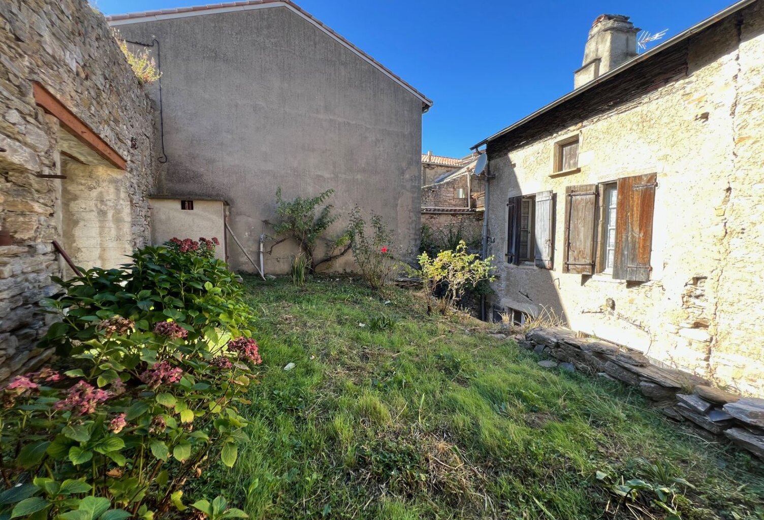 Maison de village avec terrasse, garage et jardin — photo 1
