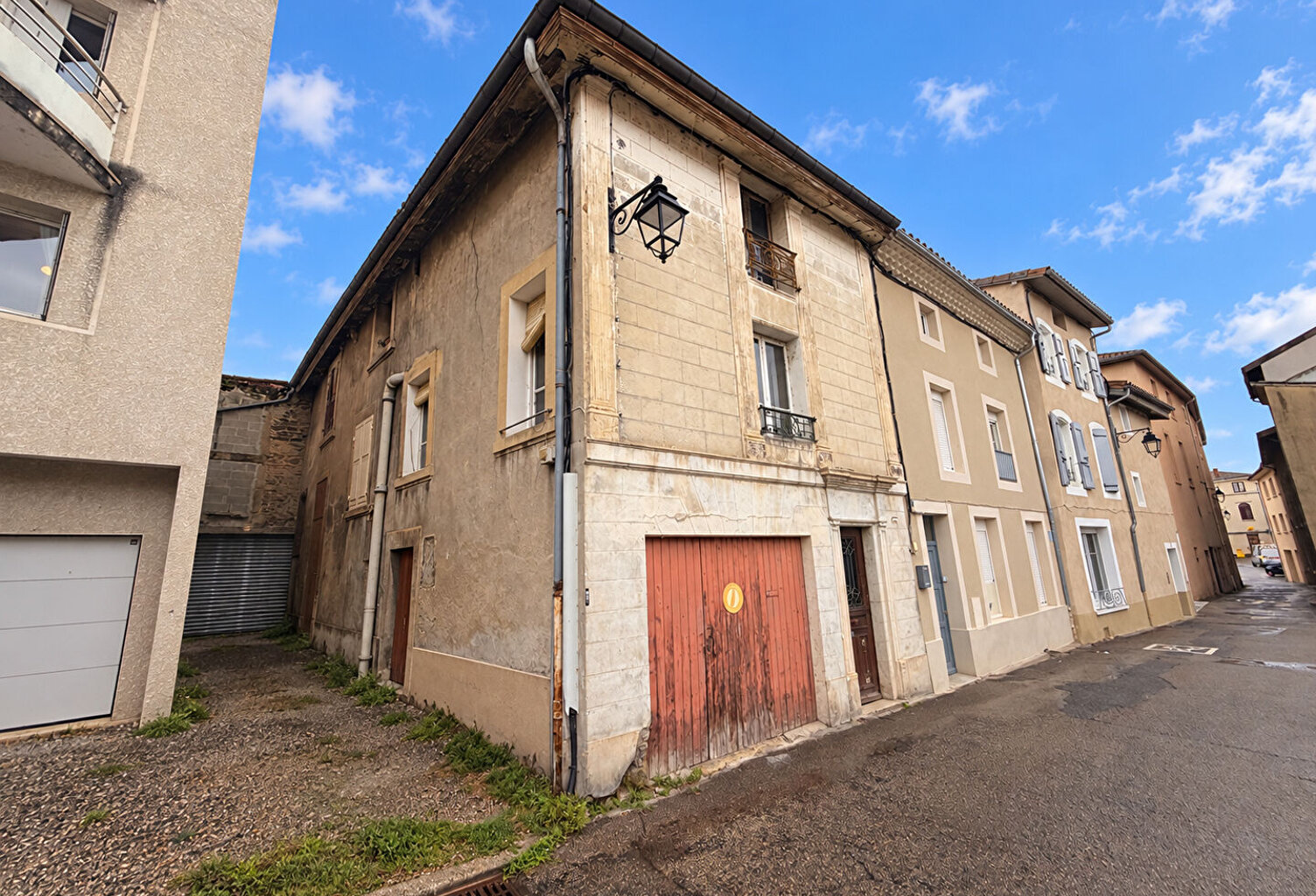 Maison de village comprenant deux appartements de type 2 à rénover un grand garage — photo 1