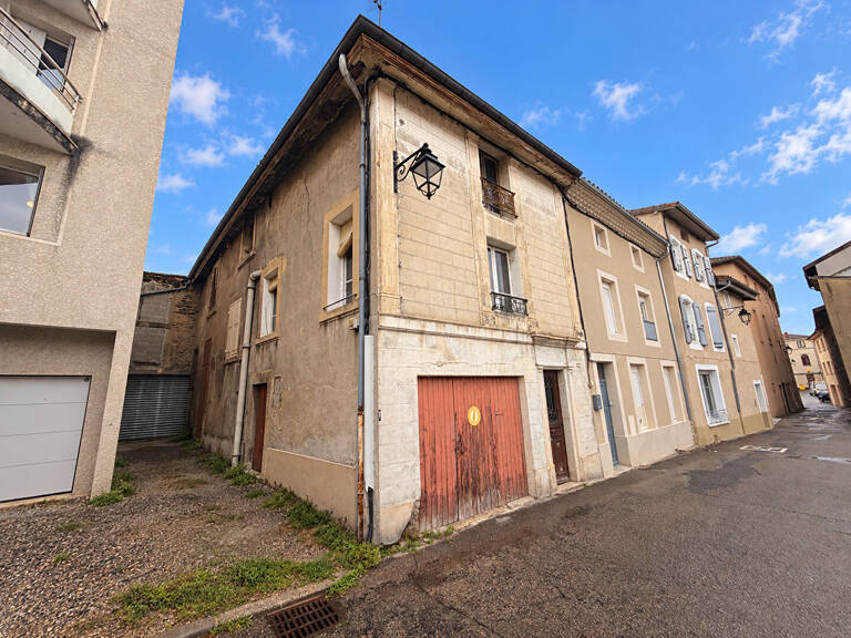 Maison de village comprenant deux appartements de type 2 à rénover un grand garage — photo 1