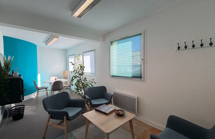 BUREAUX - 110 m² - TOURS HYPER CENTRE — photo 2