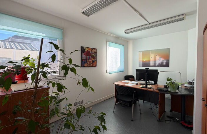 BUREAUX - 110 m² - TOURS HYPER CENTRE — photo 5