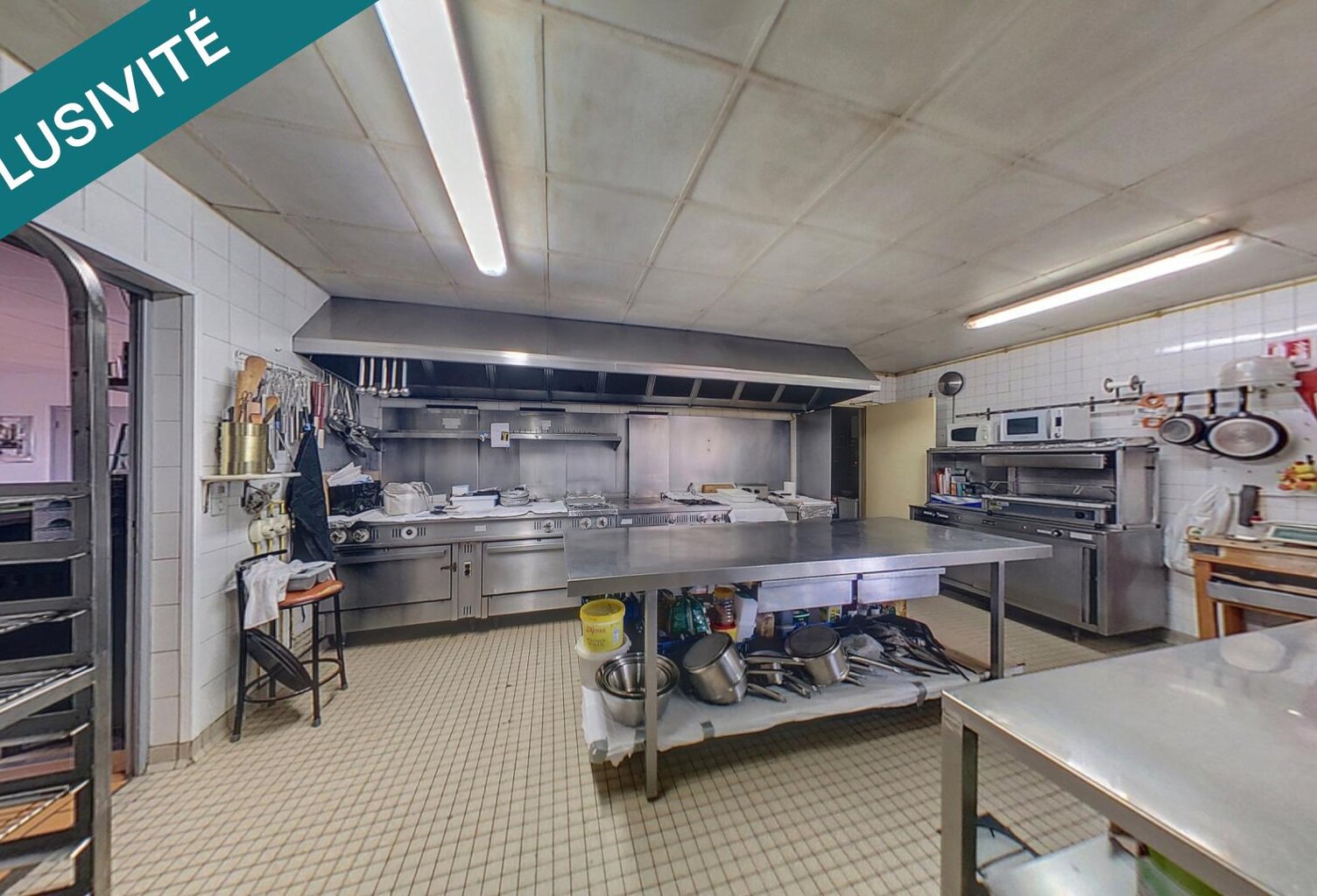 FDC restaurant 465 m2, terrain & parkings 9199 m2 — photo 1