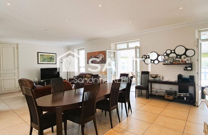 Maison familiale en bord de canal, 217 m², 6 pièces avec jardin et piscine chauffée. — photo 2