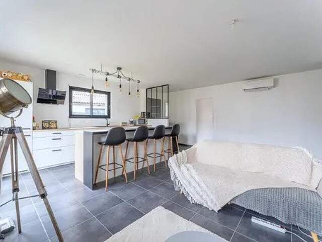 Maison récente avec trois chambres — photo du bien