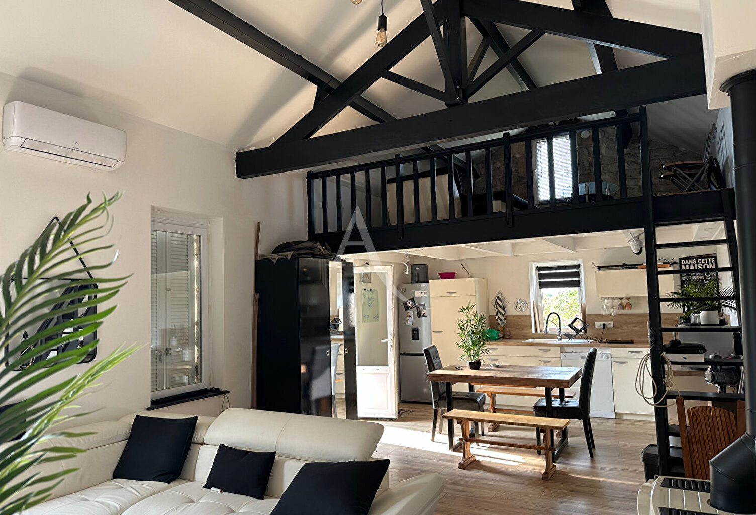 ROCHEFORT - MAISON DE CHARME AVEC MEZZANINE, GRAND TERRAIN ET DÉPENDANCES — photo 1