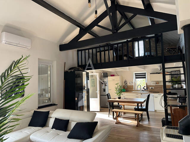 ROCHEFORT - MAISON DE CHARME AVEC MEZZANINE, GRAND TERRAIN ET DÉPENDANCES — photo du bien