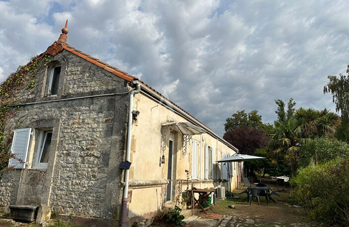 ROCHEFORT - MAISON DE CHARME AVEC MEZZANINE, GRAND TERRAIN ET DÉPENDANCES — photo 3