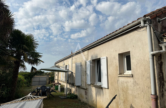 ROCHEFORT - MAISON DE CHARME AVEC MEZZANINE, GRAND TERRAIN ET DÉPENDANCES — photo 5