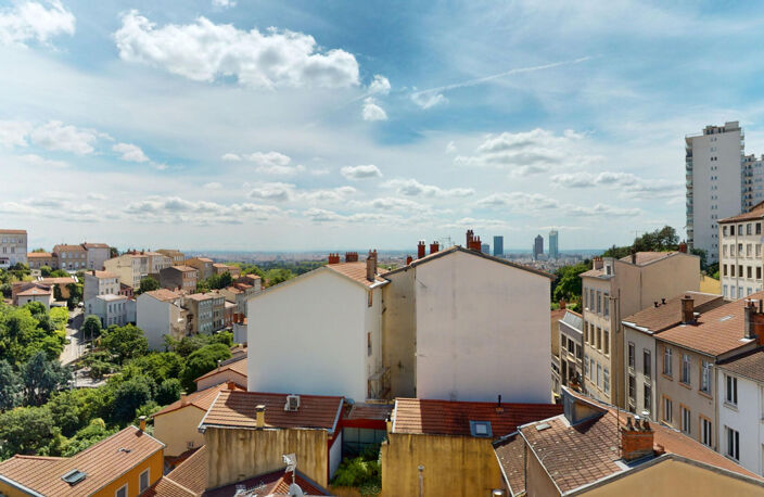 CROIX ROUSSE - T3 en dernier étage avec vue panoramique, cave et garage — photo 2
