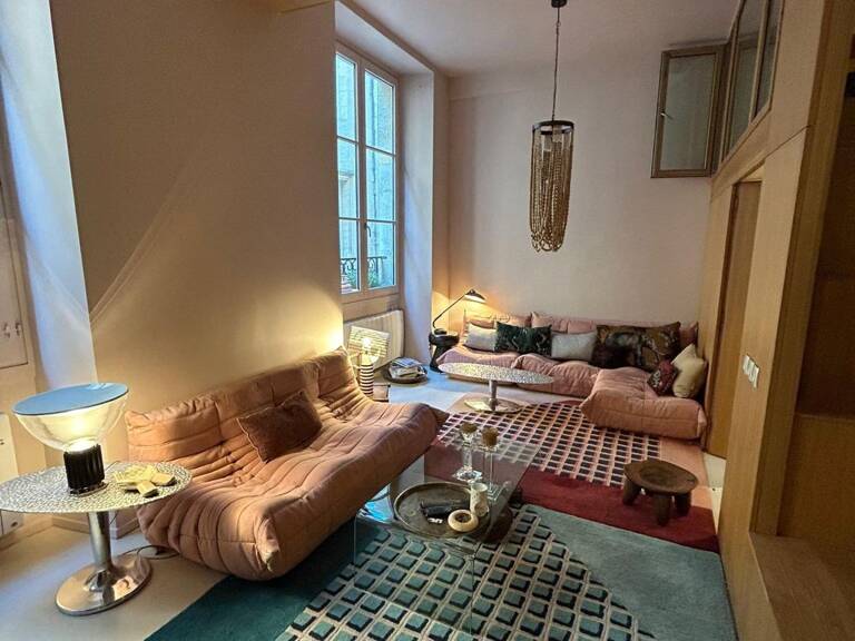 T5  traversant dans immeuble en pierre — photo 1