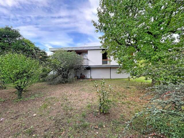 La maison d'architecte des années 1965 a deux pas des transports — photo du bien