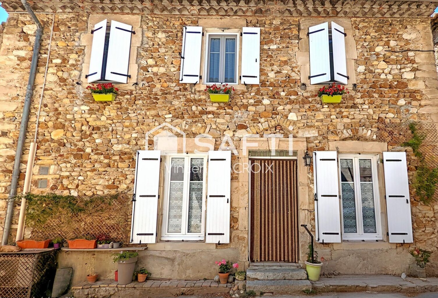 Maison en pierre de 113 m² avec trois chambres — photo 1