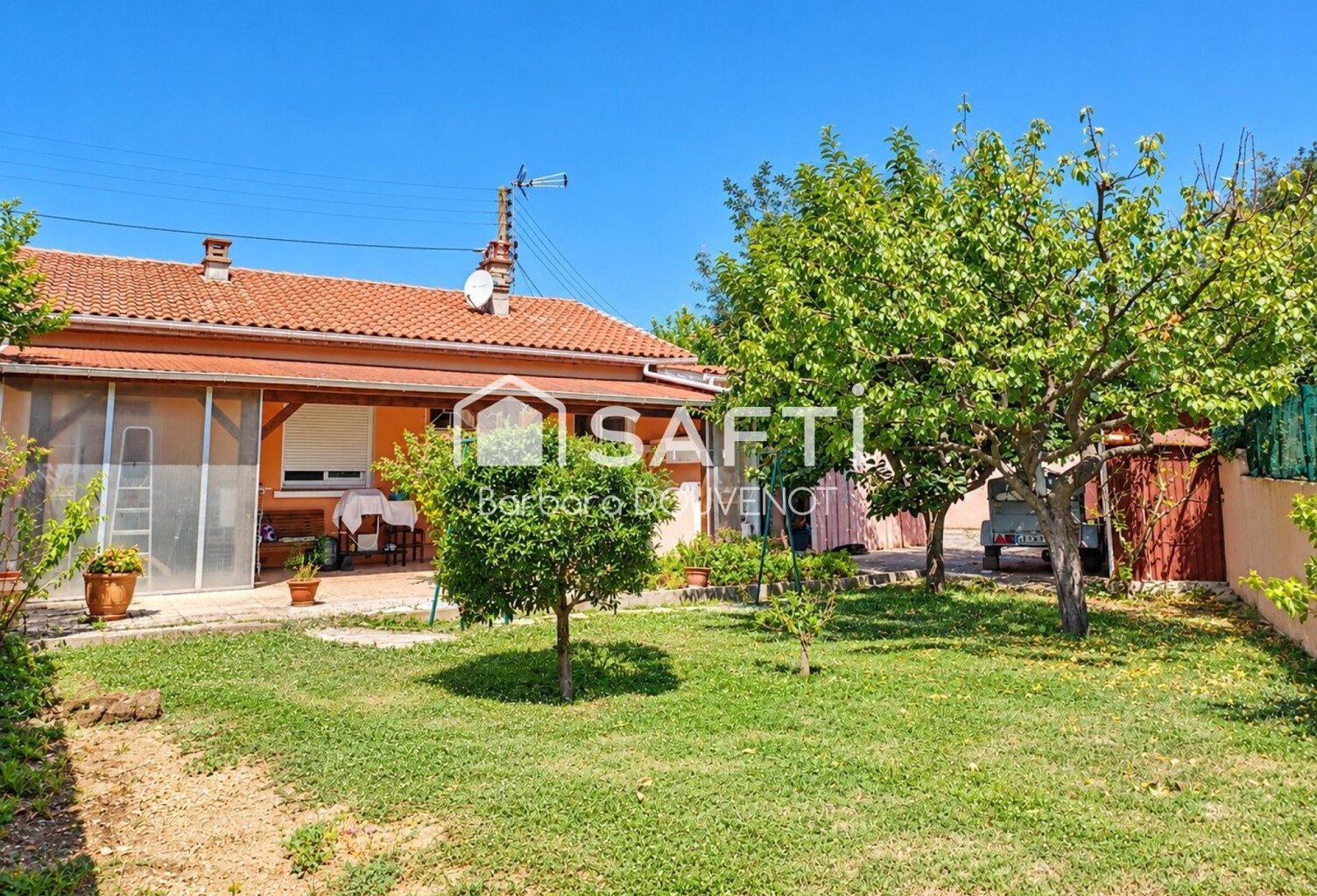 Maison de plain pied de 75 m² sur 310 m² - 2 chambres + 1 bureau, terrasse couverte, jardin arboré, dépendances. — photo 1