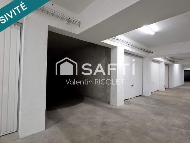Garage de 18 m² - Résidence de 2025 avec caméras. — photo du bien