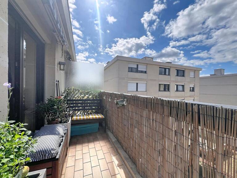 Rueil-Malmaison-Studio dernier étage-balcon-cave-parking — photo 1