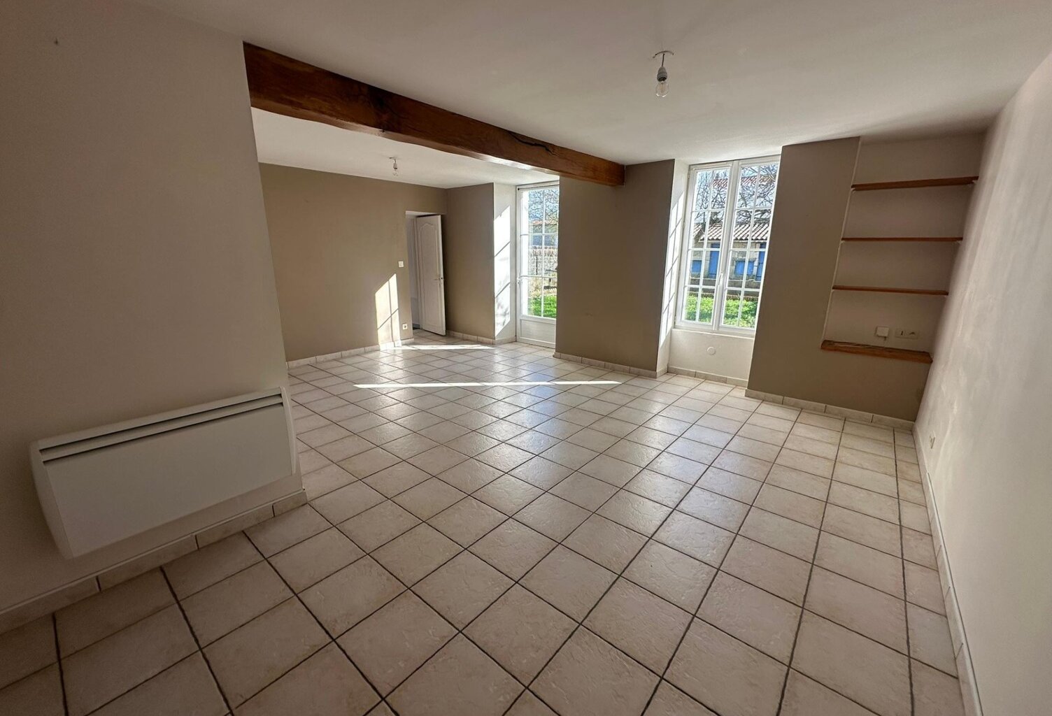 Ensemble immobilier de deux maisons ou grande maison familiale — photo 1