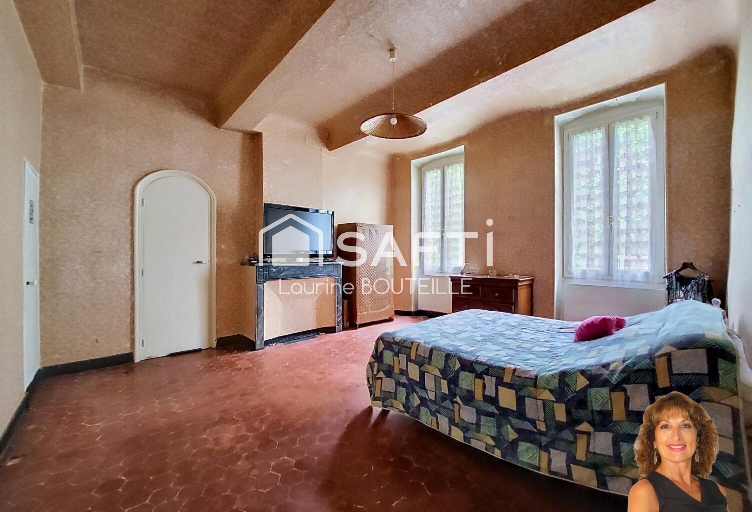Maison de ville avec extérieur, stationnement et dépendance indépendante en plein centre ville! — photo 1