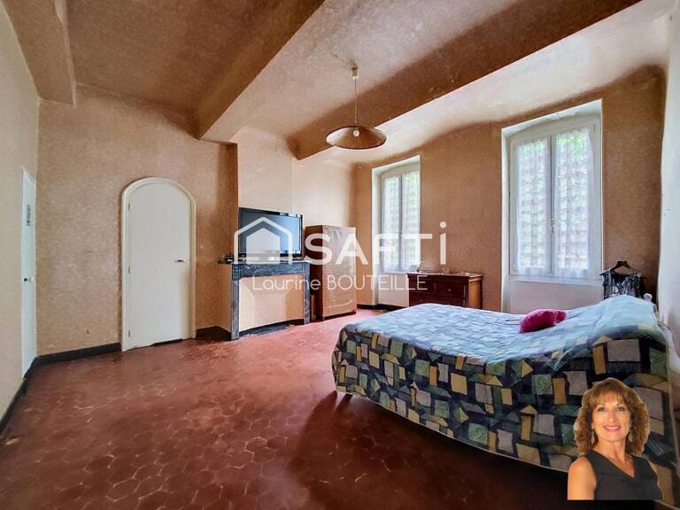 Maison de ville avec extérieur, stationnement et dépendance indépendante en plein centre ville! — photo 1
