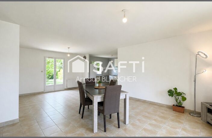 Pavillon plain-pied, grande pièce de vie, trois chambres, salle de bain, garage, jardin. — photo 3