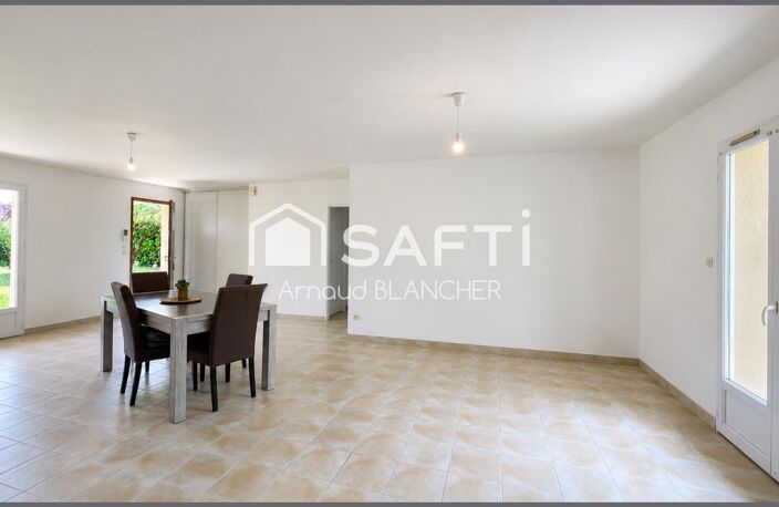 Pavillon plain-pied, grande pièce de vie, trois chambres, salle de bain, garage, jardin. — photo 4
