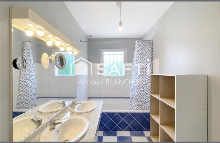 Pavillon plain-pied, grande pièce de vie, trois chambres, salle de bain, garage, jardin. — photo 5
