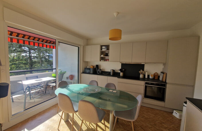 LOCATION ECULLY 69130 APPARTEMENT 4 PIECES 3 CHAMBRES EXCELLENT ETAT BALCON CAVE PARKING EN SOUS SOL ENVIRONN — photo 3