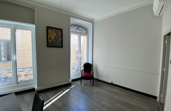 Vente bureaux / locaux professionnels 75 m2 Nîmes centre historique Arènes avec cave — DPE B — photo 3