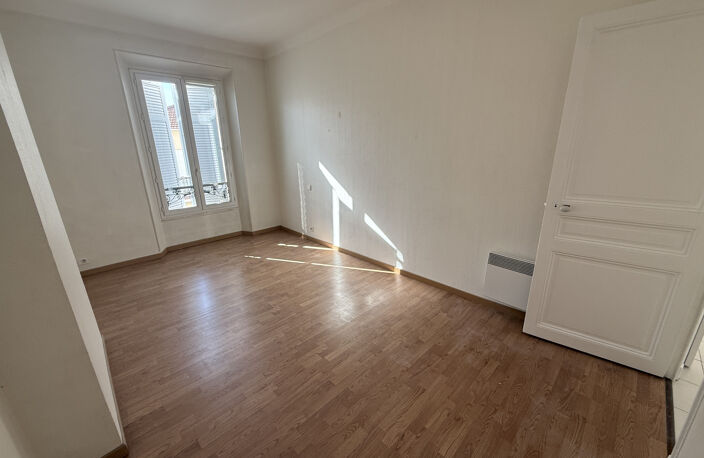 A LOUER BUREAUX 30 M RUE D'ANTIBES — photo 3
