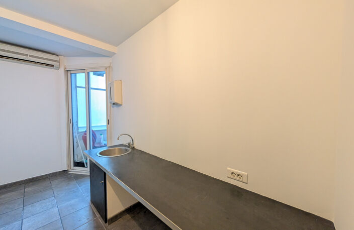 MARSEILLE 4ème   LOCAL PROFESSIONNEL IDEAL PROFESSION LIBERALE DE 66,80 m2 AVEC CAVE — photo 4