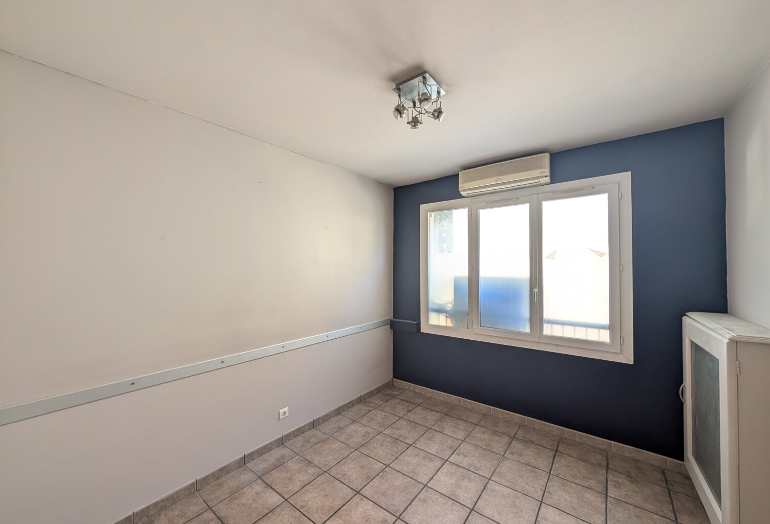 MARSEILLE 4ème | Ancien cabinet médical de 66,80 m2 avec fort potentiel de transformation en appartement T3 — photo 1