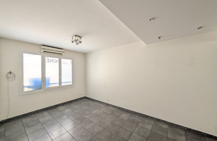 MARSEILLE 4ème | Ancien cabinet médical de 66,80 m2 avec fort potentiel de transformation en appartement T3 — photo 2