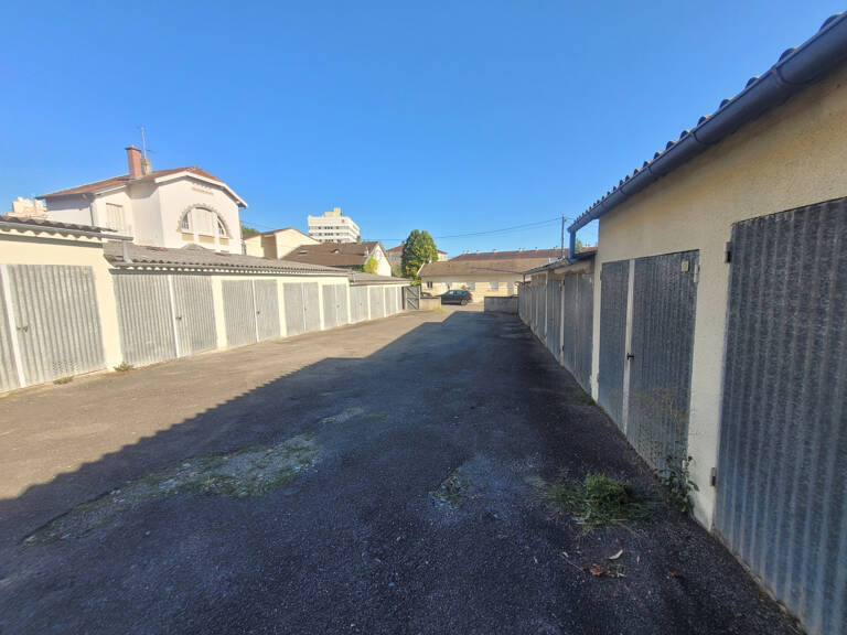 LIMOGES très bon emplacement pour cet ensemble de 24 garages — photo 1