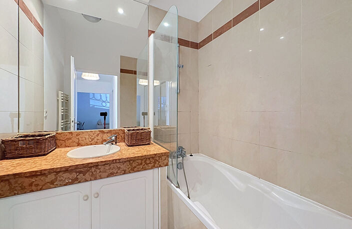 À vendre un appartement 2 pièces de 51 m2 avec terrasse secteur Corniche Kennedy/ Catalans 13007 MARSEILLE — photo 5