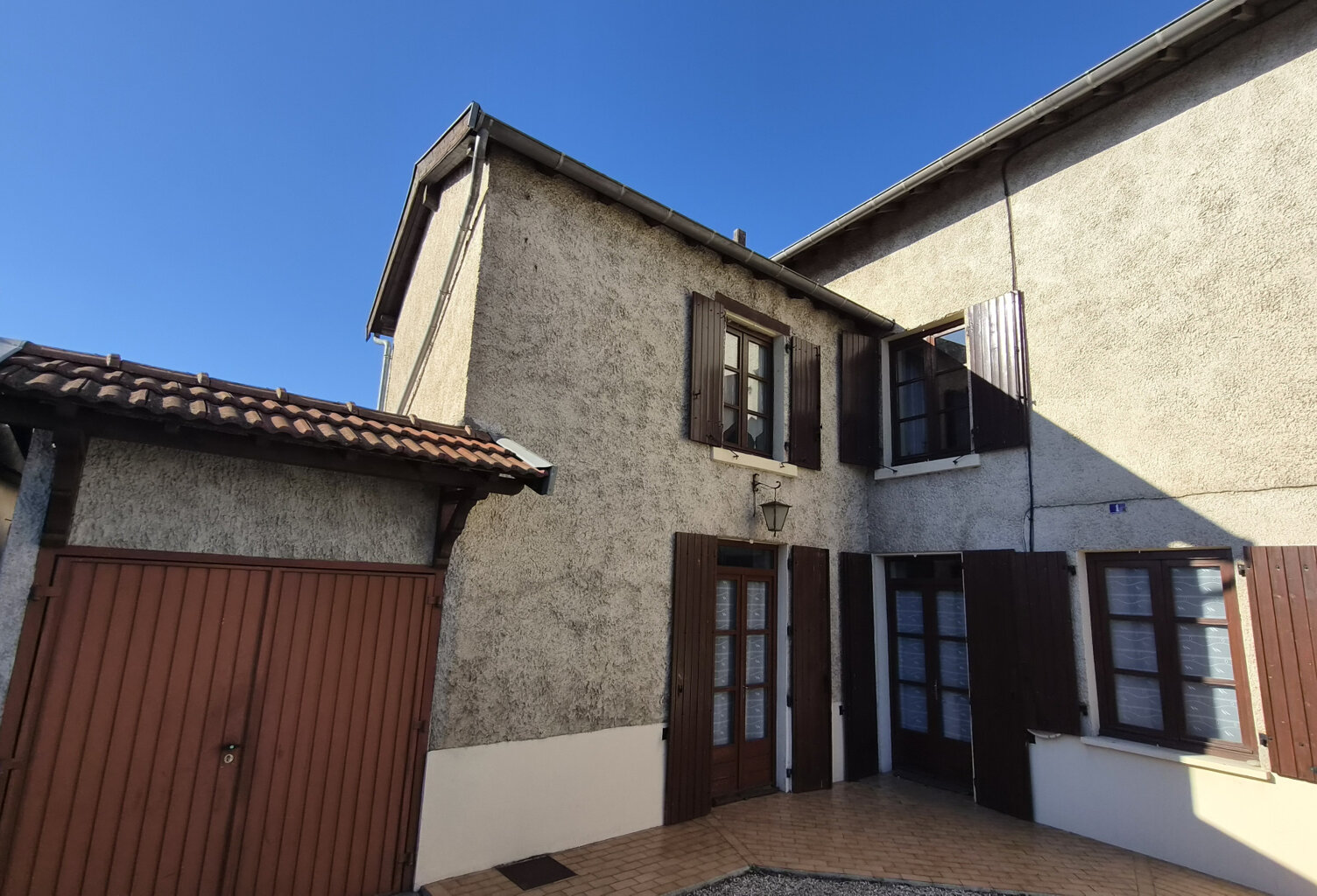 Maison d'habitation mitoyenne d'un coté, garage et jardin su — photo 1