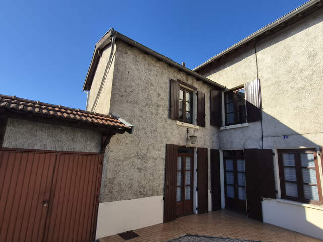 Maison d'habitation mitoyenne d'un coté, garage et jardin su — photo du bien
