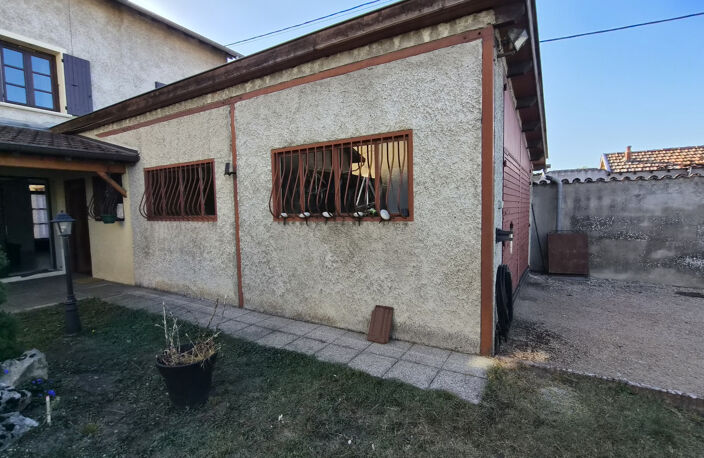 Maison d'habitation mitoyenne d'un coté, garage et jardin su — photo 2