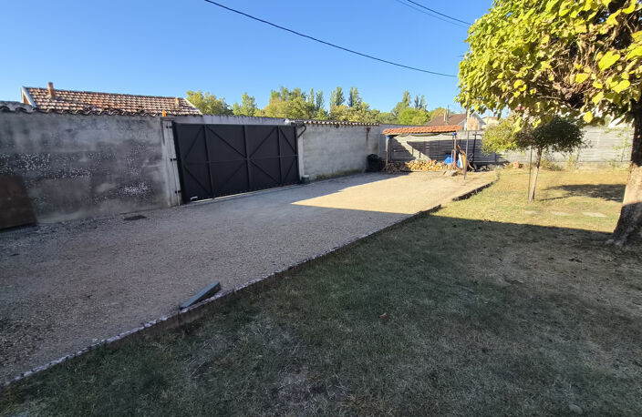 Maison d'habitation mitoyenne d'un coté, garage et jardin su — photo 3