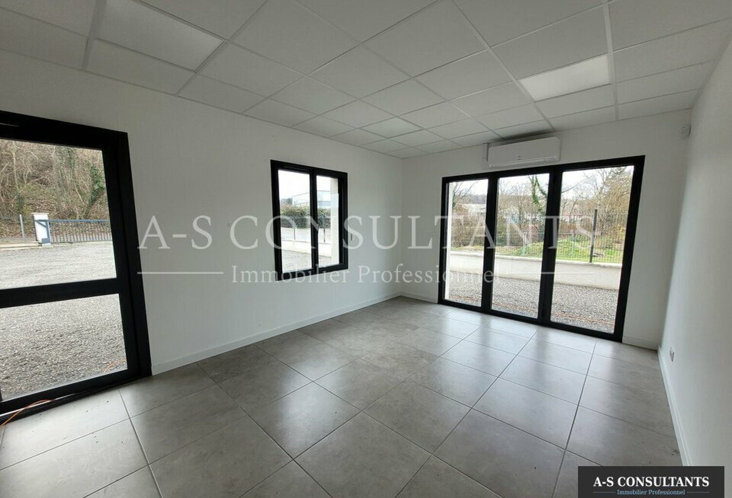 BUREAUX à louer — photo 1
