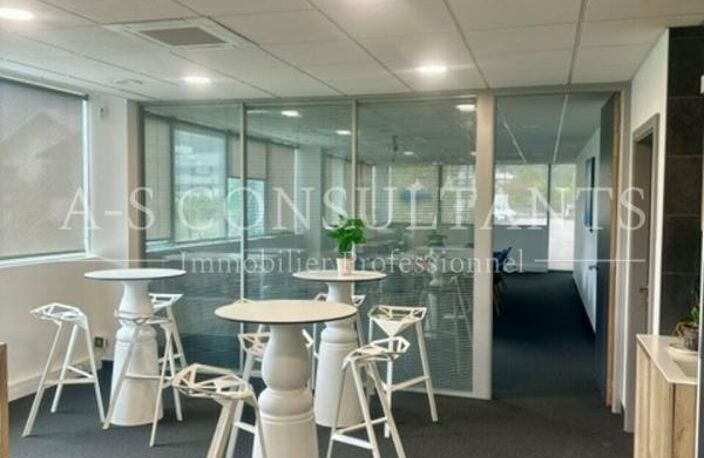 BUREAUX à louer — photo 2