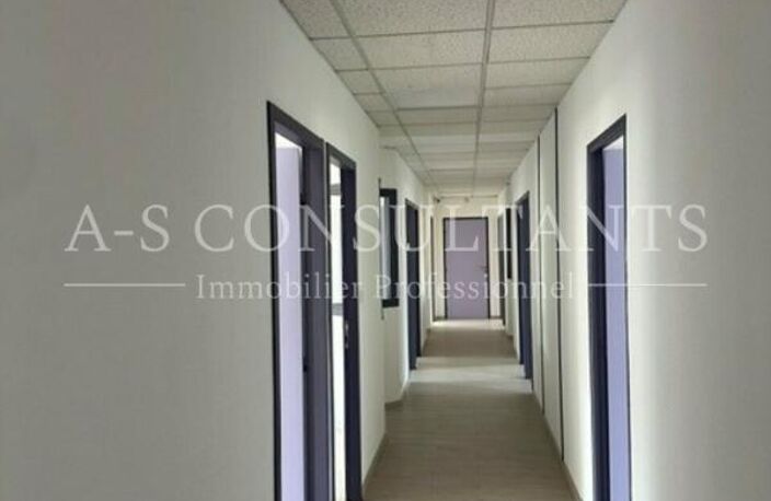 BUREAUX à louer — photo 2