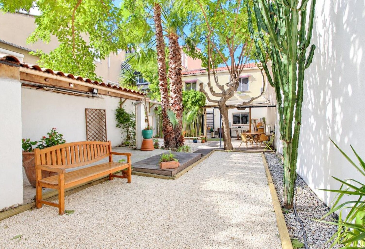 Maison à usage d'habitation et / ou commerce, de caractère 220m² + 40m² de dépendance, quartiers sud, jardin intimiste au calme et en très bon état, 7 chambres dont 4 avec salle d'eau, 2 séjours avec cuisine ouverte, 1 terrain de boules, 13009 Marseille — photo 1